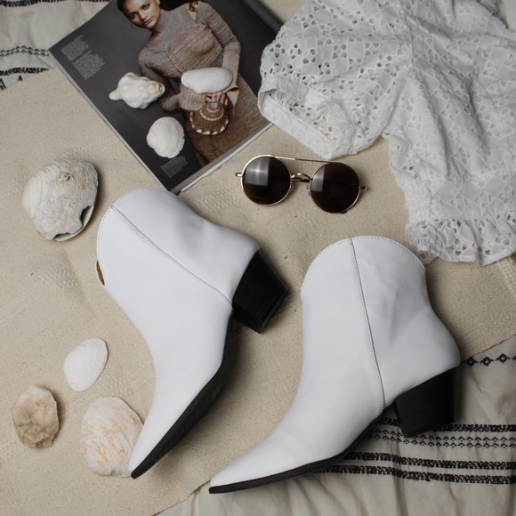 🆕️//The Gia// White western style bootie - Picture 5 of 8